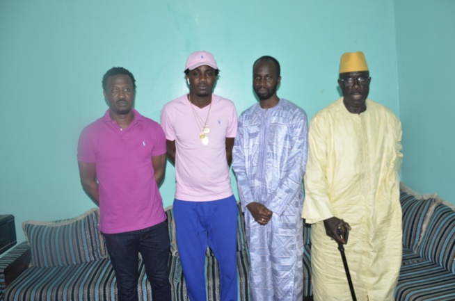Wally Seck chez Leral TV pour présenter ses condoléances à Dame Dieng suite au rappel à dieu des 3 reporters.