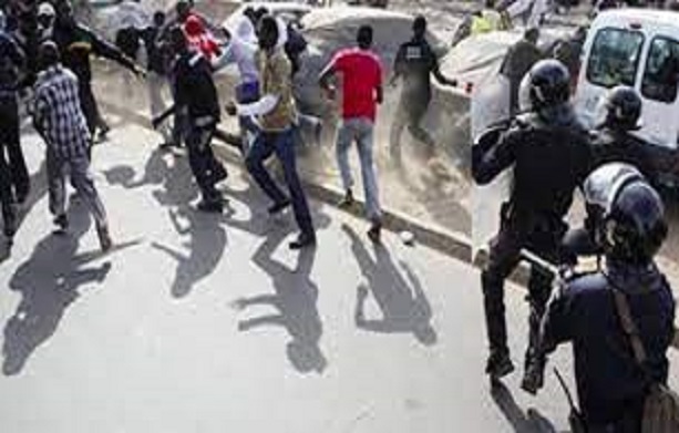 Furie des étudiants de l’université de Thiès : ils ont déversé leur colère dans la rue Furie des étudiants de l’université de Thiès : ils ont déversé leur colère dans la rue