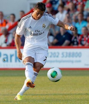 Ronaldo tire un coup-franc et casse le bras d’un enfant Ronaldo tire un coup-franc et casse le bras d’un enfant