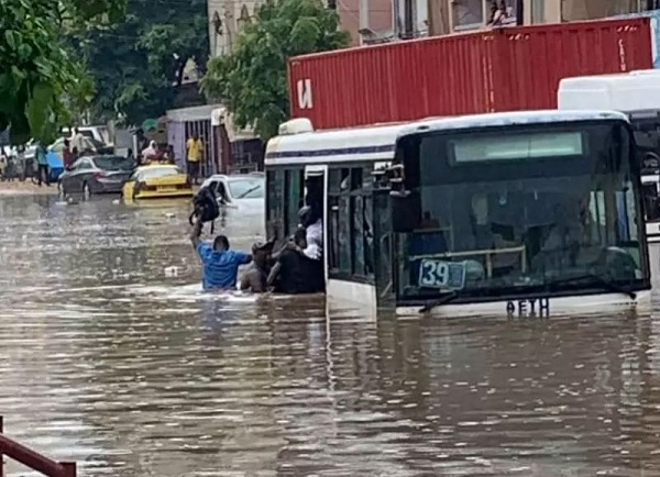 Les travaux du Brt, toujours en cours, l’hivernage en vue : Les inondations hantent le sommeil des Dakarois