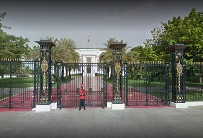 Branchement à l’égout: Se sentant floués, les habitants d’Ouest Foire devant les grilles du Palais Branchement à l’égout: Se sentant floués, les habitants d’Ouest Foire devant les grilles du Palais