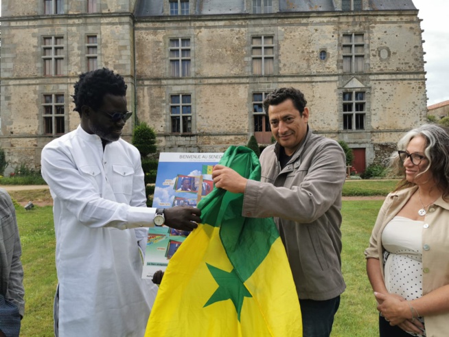 L'association des écrivains de la plage des livres en France honore à Papis Niang Artbi Management, producteur réalisateur L'association des écrivains de la plage des livres en France honore à Papis Niang Artbi Management, producteur réalisateur