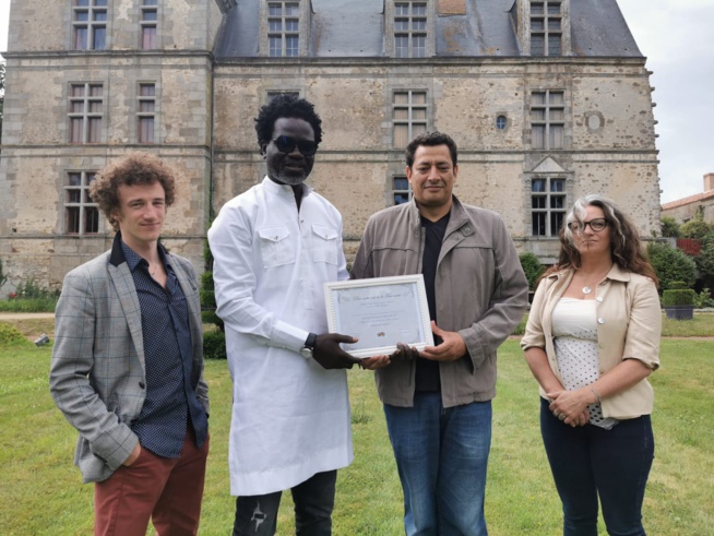 L'association des écrivains de la plage des livres en France honore à Papis Niang Artbi Management, producteur réalisateur L'association des écrivains de la plage des livres en France honore à Papis Niang Artbi Management, producteur réalisateur