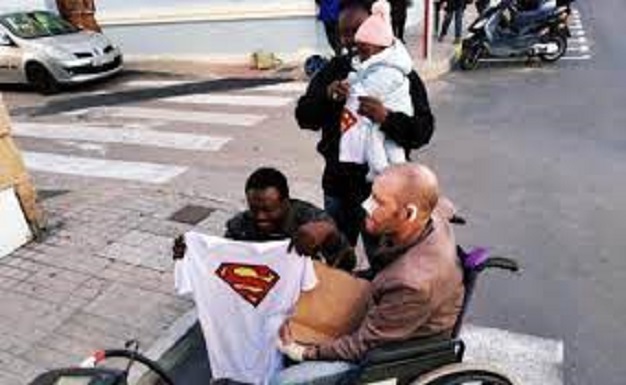 Espagne : un Sénégalais un sans-papiers sauve héroïquement un vieil homme de la noyade Espagne : un Sénégalais un sans-papiers sauve héroïquement un vieil homme de la noyade