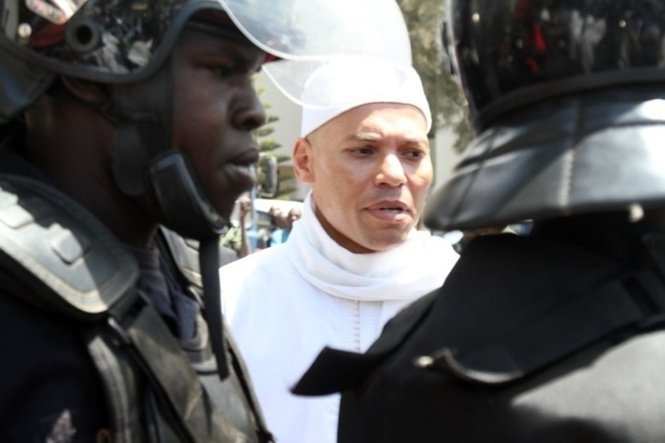 Rebeuss: Karim Wade très malade, il est très amaigri et son corps rempli de boutons... Rebeuss: Karim Wade très malade, il est très amaigri et son corps rempli de boutons...