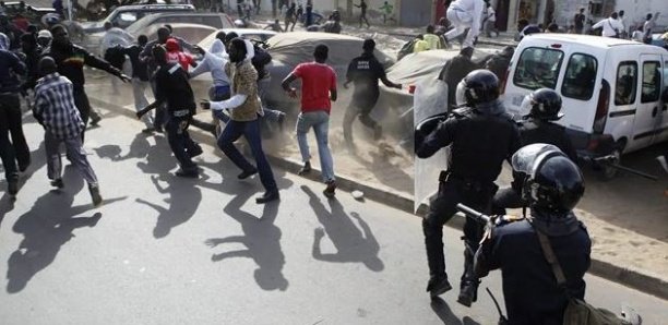 Ucad : Les étudiants manifestent contre le vote du projet de loi sur le terrorisme Ucad : Les étudiants manifestent contre le vote du projet de loi sur le terrorisme