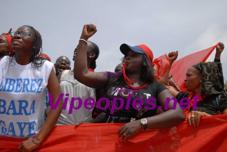Dakar: Les premières images de la "marche noire" du PDS contre le régime de Macky Sall Dakar: Les premières images de la "marche noire" du PDS contre le régime de Macky Sall