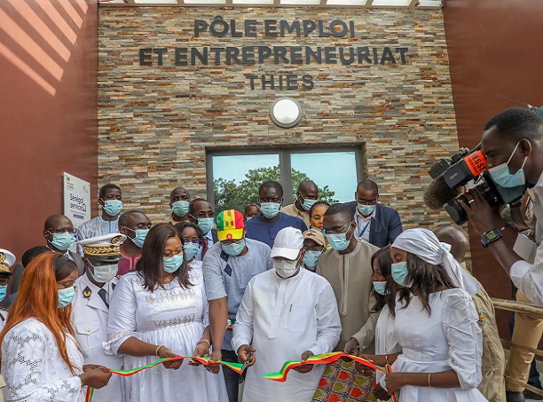 Guichets uniques Pôle emploi et entreprenariat : Macky Sall a inauguré l'espace "Sénégal Services" de Thiés Guichets uniques Pôle emploi et entreprenariat : Macky Sall a inauguré l'espace "Sénégal Services" de Thiés
