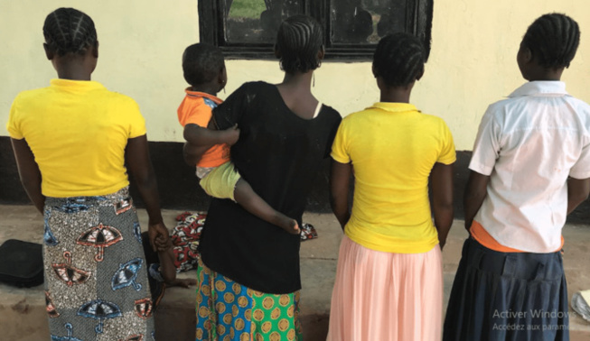 Un prof d'Anglais engrosse trois de ses élèves en classe de...5ème au CEM... Un prof d'Anglais engrosse trois de ses élèves en classe de...5ème au CEM...