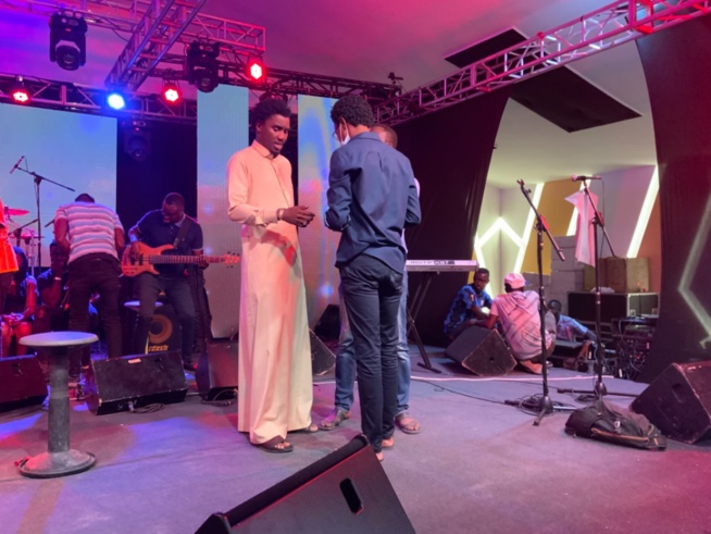 Waly Seck en mode Sound check pour la plus prestigieuse soirée de distinctions de l'Afrique de l'Ouest les Cauris d'or Edition 2021. Waly Seck en mode Sound check pour la plus prestigieuse soirée de distinctions de l'Afrique de l'Ouest les Cauris d'or Edition 2021.
