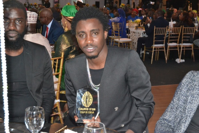 Wally Seck honoré par le président Mbagnick Diop à la soirée des Cauris d'or Wally Seck honoré par le président Mbagnick Diop à la soirée des Cauris d'or