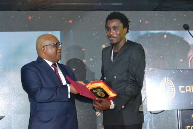 Wally Seck honoré par le président Mbagnick Diop à la soirée des Cauris d'or Wally Seck honoré par le président Mbagnick Diop à la soirée des Cauris d'or