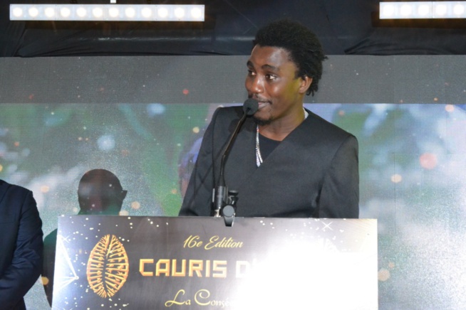 Wally Seck honoré par le président Mbagnick Diop à la soirée des Cauris d'or Wally Seck honoré par le président Mbagnick Diop à la soirée des Cauris d'or