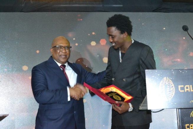 Wally Seck honoré par le président Mbagnick Diop à la soirée des Cauris d'or