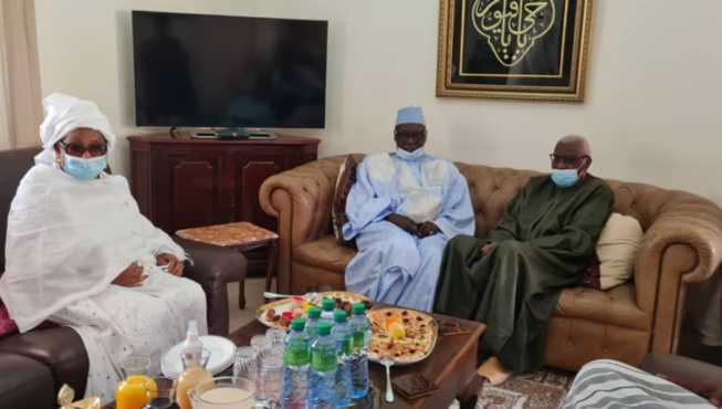 Le Khalife Babacar Sy Mansour rend visite au président Lamine Diack (en image) Le Khalife Babacar Sy Mansour rend visite au président Lamine Diack (en image)