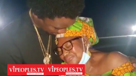 Emouvante Maman Oumou pleure pour son affection envers Waly Seck Emouvante Maman Oumou pleure pour son affection envers Waly Seck