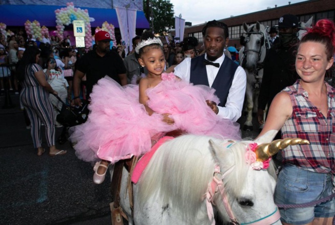 Anniversaire XXL: Cardi B et Offset célèbrent les 3 ans de kulture et lui offrent un cadeau à 250 000 dollars Anniversaire XXL: Cardi B et Offset célèbrent les 3 ans de kulture et lui offrent un cadeau à 250 000 dollars