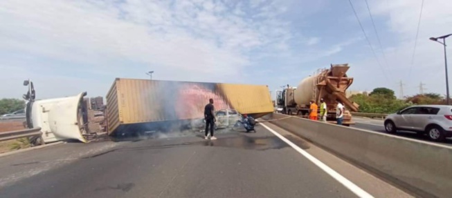 Camion renversé sur l'autoroute à péage: Un contournement provisoire mis en place à hauteur du pont de Keur Ndiaye Lô, sortie 10 Camion renversé sur l'autoroute à péage: Un contournement provisoire mis en place à hauteur du pont de Keur Ndiaye Lô, sortie 10