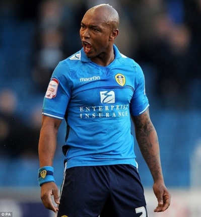 Voulant publier une photo d’El Hadji Diouf en bave, son ami lui rase la tête pendant son sommeil