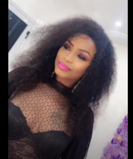Dans une tenue ultra sexy, Mbathio Ndiaye dévoile son tatouage
