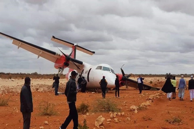 Catastrophe frôlée au Kenya : Crash d’un Dash 8-100 de la compagnie Skyward Express à l’atterrissage… Catastrophe frôlée au Kenya : Crash d’un Dash 8-100 de la compagnie Skyward Express à l’atterrissage…