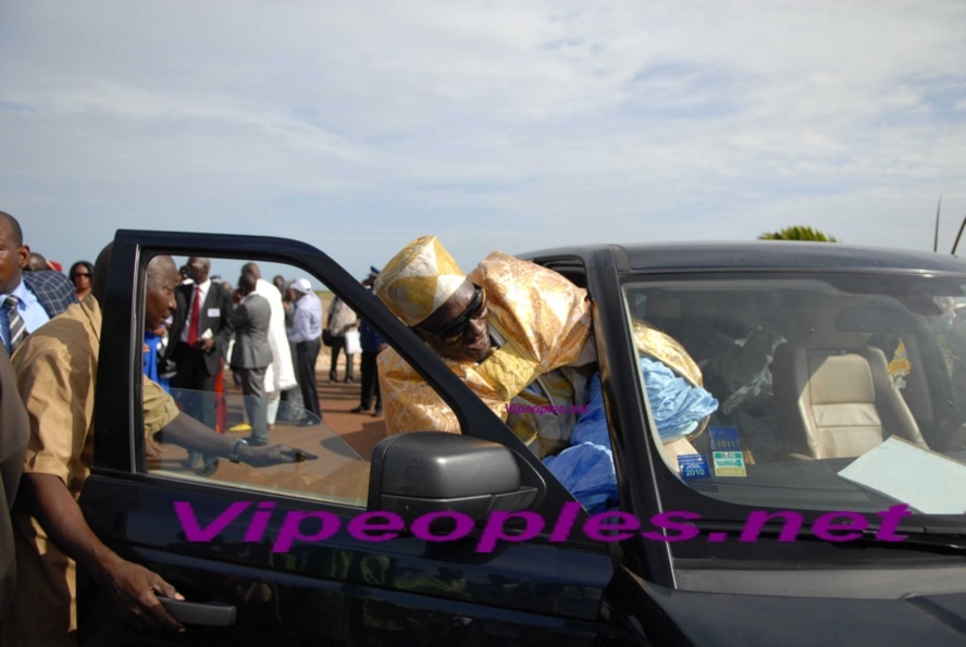 Pape Diagne, Le Grand Serigne de Dakar rentre difficilement dans sa voiture à cause de son « Grand Boubou »