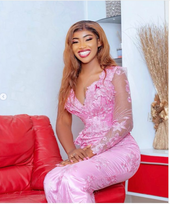 Tabaski: Maty Smith, la petite sœur de Astar dans une tenue de reine Tabaski: Maty Smith, la petite sœur de Astar dans une tenue de reine