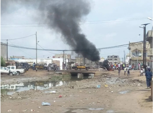 Kaolack: Des manifestants brûlent des pneus et barrent la route Kaolack: Des manifestants brûlent des pneus et barrent la route