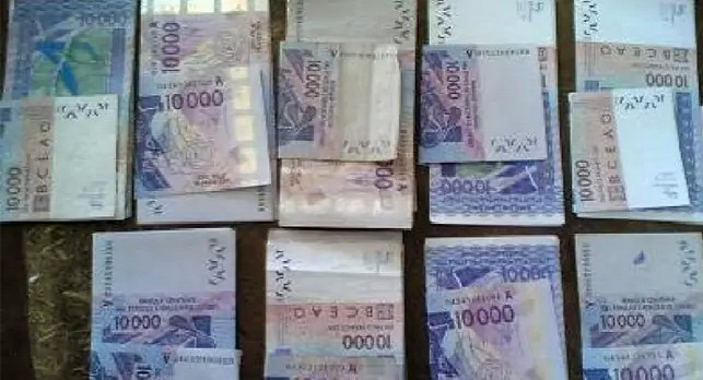 Coup de filet des pandores : Saisie de faux billets de banque d’une valeur de 860 000 F Coup de filet des pandores : Saisie de faux billets de banque d’une valeur de 860 000 F