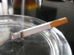 Fumer sur la place publique désormais puni par la loi