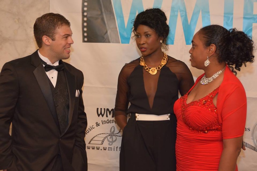 [ PHOTOS] Quand L'actrice Binta Goudiaby recevait son prix du Festival mondial de la musique et du film indépendants 2013 (Wmiff)