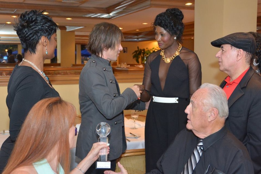 [ PHOTOS] Quand L'actrice Binta Goudiaby recevait son prix du Festival mondial de la musique et du film indépendants 2013 (Wmiff)