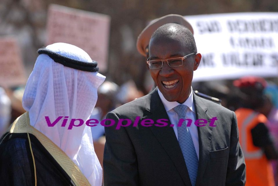 Le grand sourire du PM Abdoul Mbaye qui laisse entrevoir discrètement son "sacré yallah" Le grand sourire du PM Abdoul Mbaye qui laisse entrevoir discrètement son "sacré yallah"