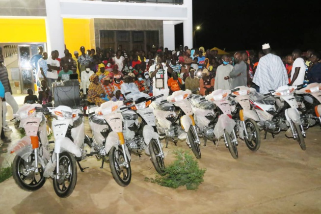 Remise officielle des motos jakartas offerts à la jeunesse de Niandane par Wally Seck lors de son concert du 11 juillet dernier. Remise officielle des motos jakartas offerts à la jeunesse de Niandane par Wally Seck lors de son concert du 11 juillet dernier.