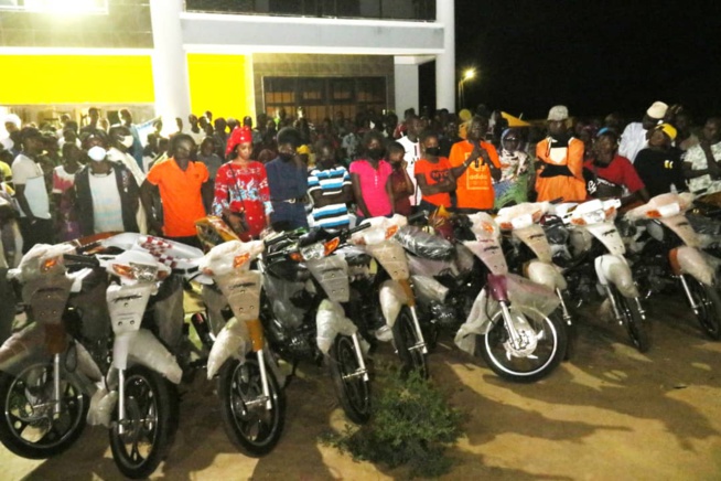 Remise officielle des motos jakartas offerts à la jeunesse de Niandane par Wally Seck lors de son concert du 11 juillet dernier. Remise officielle des motos jakartas offerts à la jeunesse de Niandane par Wally Seck lors de son concert du 11 juillet dernier.