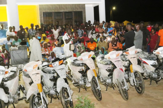Remise officielle des motos jakartas offerts à la jeunesse de Niandane par Wally Seck lors de son concert du 11 juillet dernier. Remise officielle des motos jakartas offerts à la jeunesse de Niandane par Wally Seck lors de son concert du 11 juillet dernier.