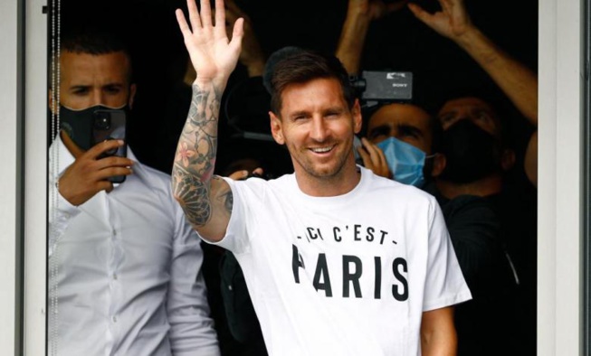 Lionel Messi est arrivé à Paris avec un T-Shirt “Ici c’est Paris”.