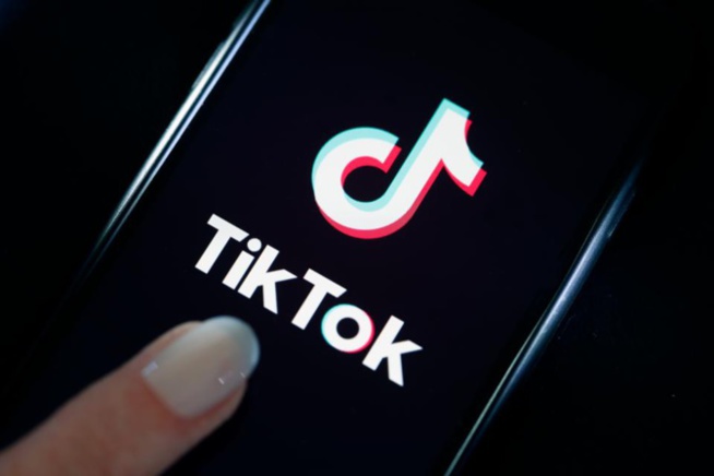 Un TikTok d'une nounou de 23 ans dansant avec son employeur masculin est devenu viral.