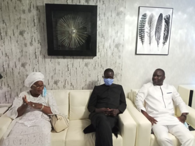 Mamelles: Aïda Mbodji chez Déthié Fall pour présenter ses condoléances Mamelles: Aïda Mbodji chez Déthié Fall pour présenter ses condoléances