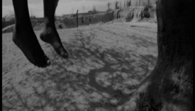 Ziguinchor: Elle se suicide par pendaison devant sa fille de 02 ans qui fêtait son... Ziguinchor: Elle se suicide par pendaison devant sa fille de 02 ans qui fêtait son...