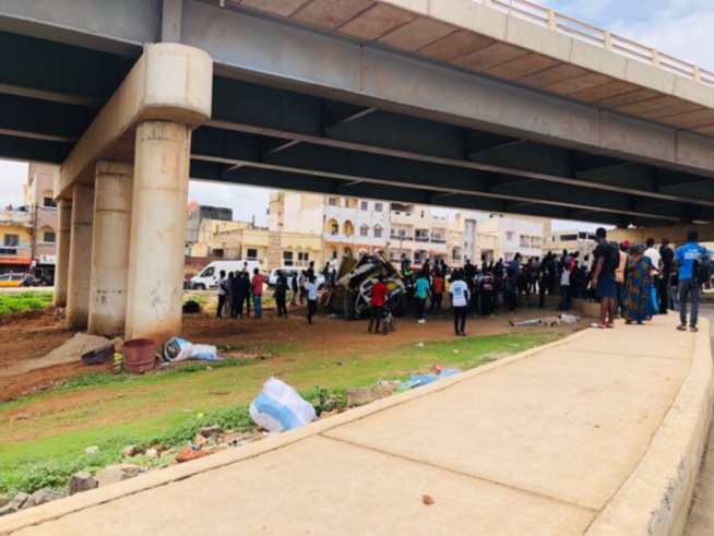 Pont de Diamalaye: Un camion sans frein dérape et se renverse Pont de Diamalaye: Un camion sans frein dérape et se renverse