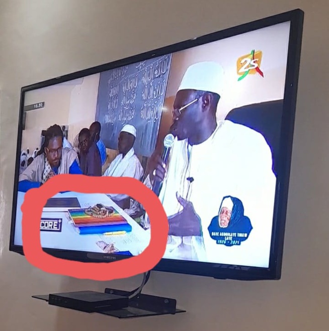 INSOLITE: Couleur LGBT sur la table de ses conférenciers! INSOLITE: Couleur LGBT sur la table de ses conférenciers!