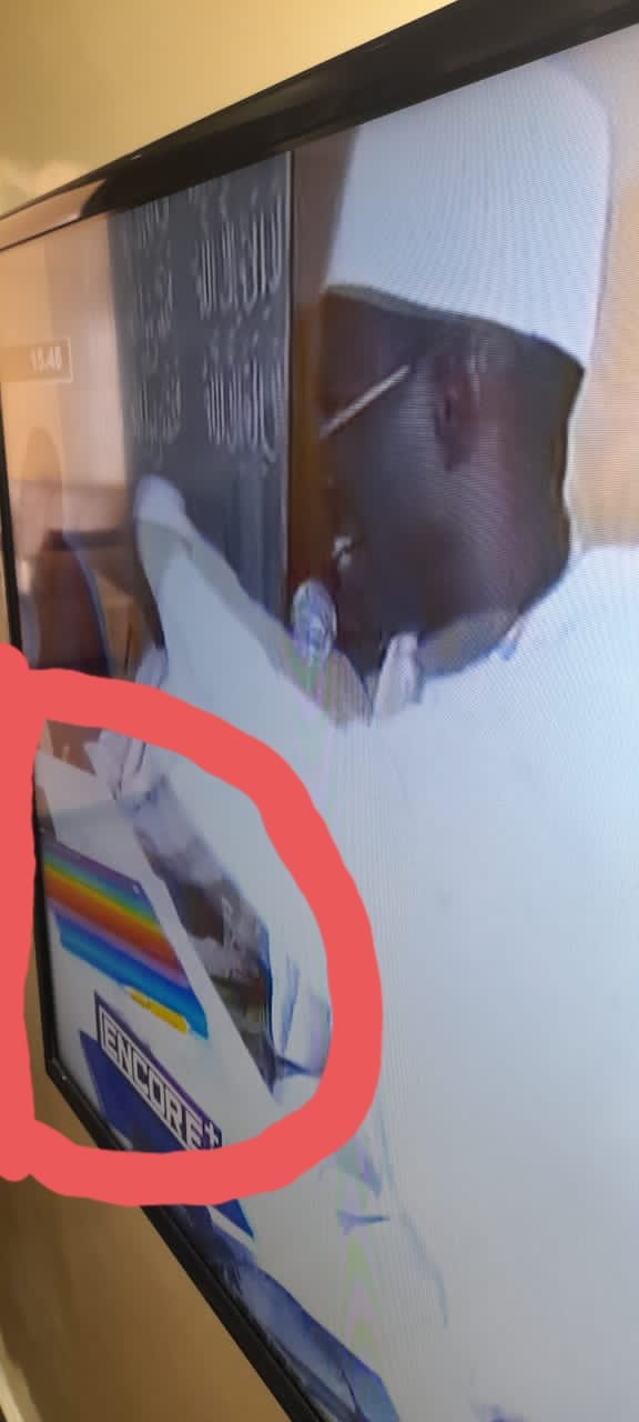INSOLITE: Couleur LGBT sur la table de ses conférenciers! INSOLITE: Couleur LGBT sur la table de ses conférenciers!