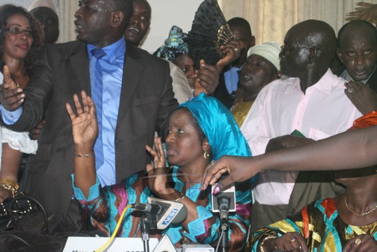 [Photos] Passation de service mouvementée au ministère de la femme: Mariama Sarr boude, son fauteuil et se casse, le marabout d’Anta Sarr débarque avec des…gris-gris