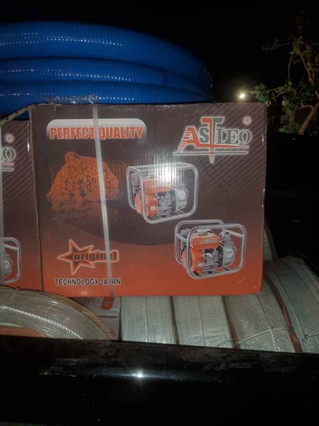 Inondations à Dakar: Wally Seck offre des moto pompes a la population de keur Massar et Diamegueune Inondations à Dakar: Wally Seck offre des moto pompes a la population de keur Massar et Diamegueune