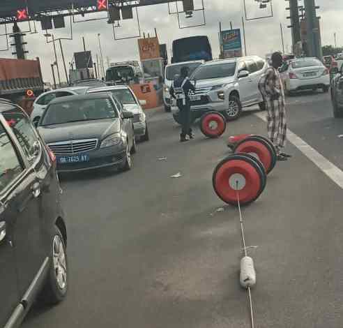 Urgent-(Video+Photos)  Le poste de péage Thiaroyé bloqué !