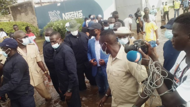 Antoine Diome sous les eaux à Thiaroye Azur Antoine Diome sous les eaux à Thiaroye Azur