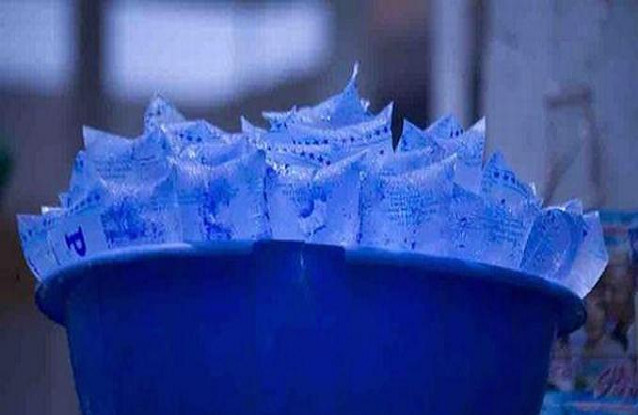 Fermeture annoncée des unités de fabrication d’eau en sachet : une menace plane sur 30.000 emplois Fermeture annoncée des unités de fabrication d’eau en sachet : une menace plane sur 30.000 emplois