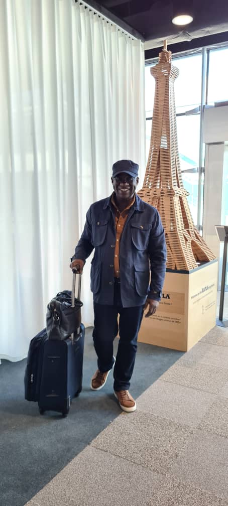 Le président du MEDS Mbagnick Diop en route au bercail aprés un sejour d'affaire à Paris pour les prochaine ALA de New York en Novembre