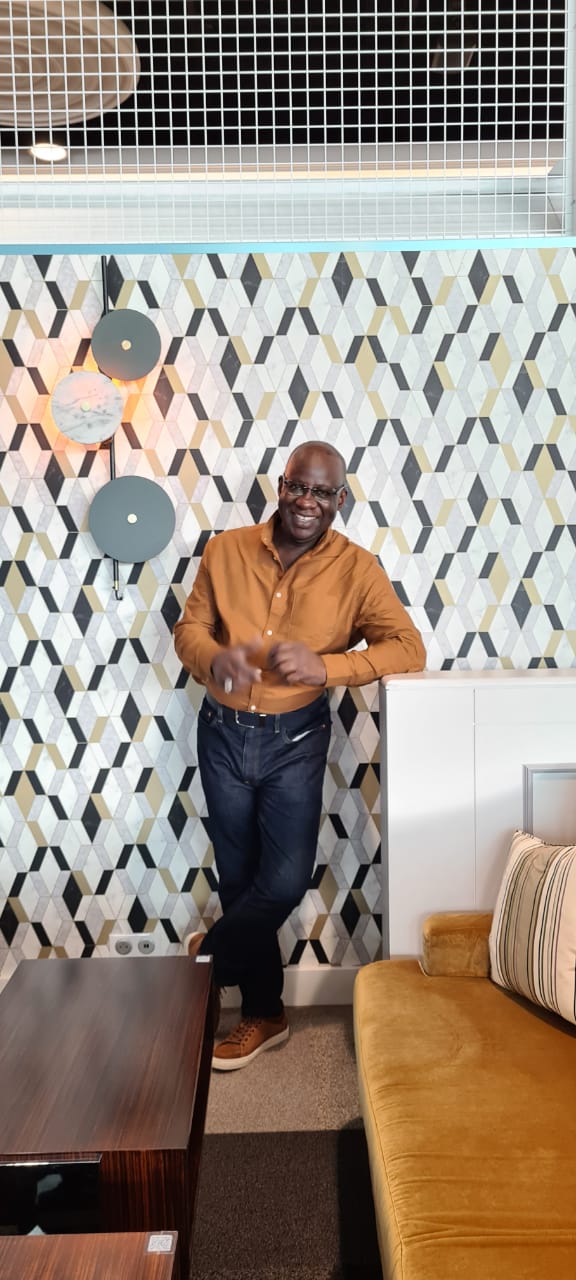 Le président du MEDS Mbagnick Diop en route au bercail aprés un sejour d'affaire à Paris pour les prochaine ALA de New York en Novembre